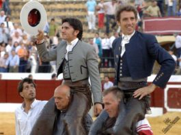 Diego Ventura, a hombros esta tarde en Osuna. (FOTO: Eduardo Porcuna)